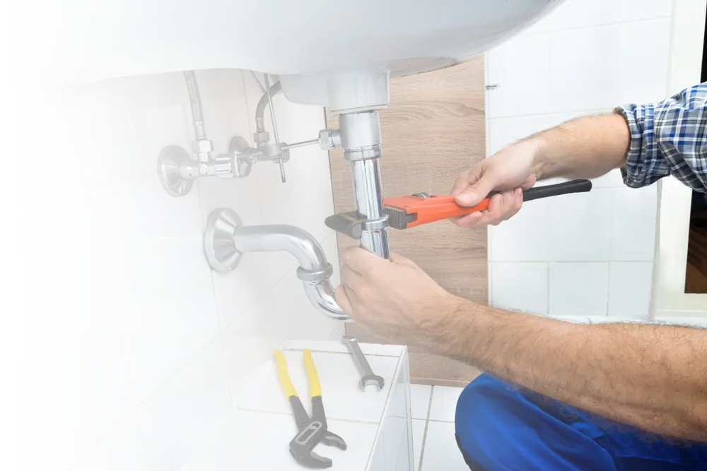 Fontanero arreglando desatasco de tubería en Jerez